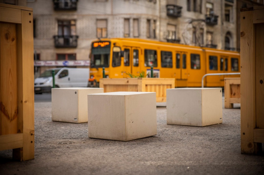 Új utcabútorok a Népszínház utcában