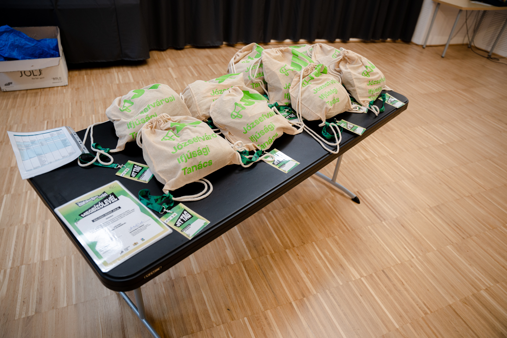 Ajándékcsomagok a JIT tagjainak